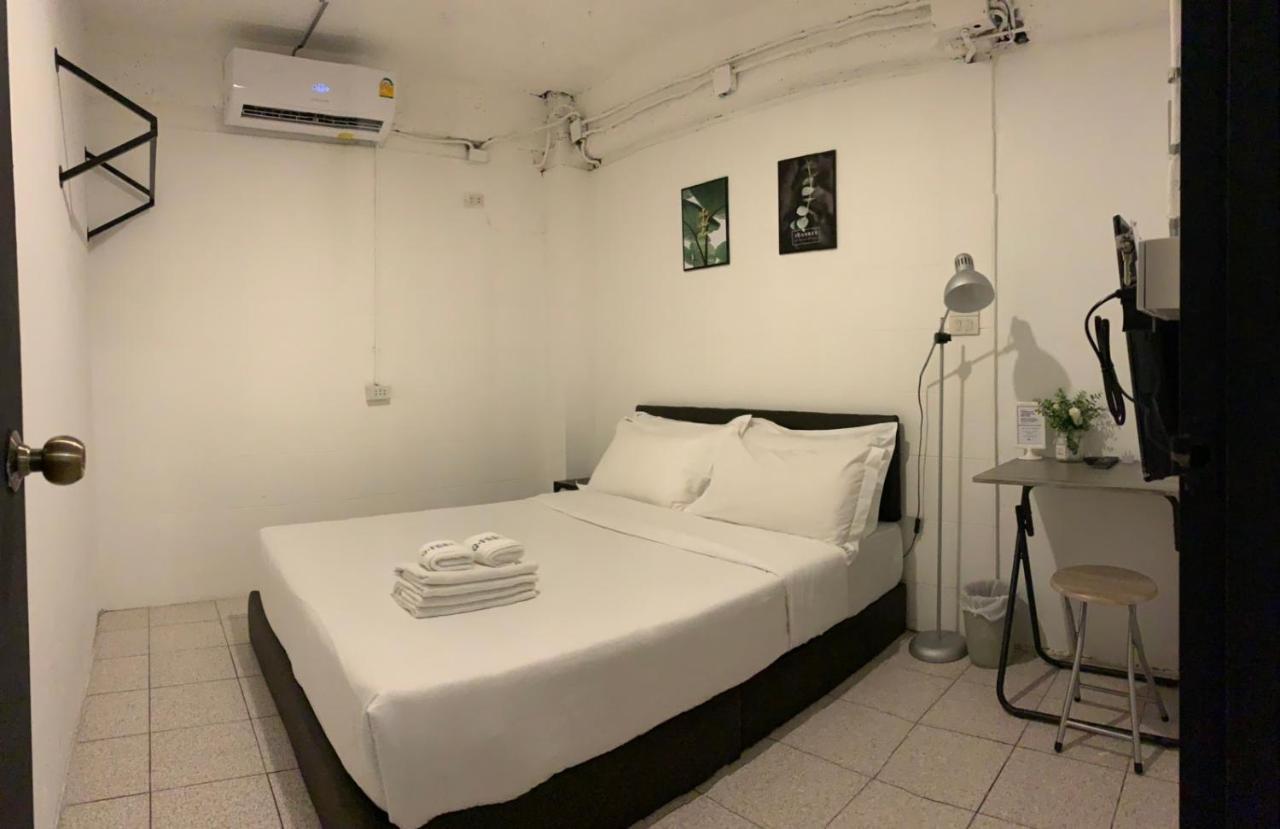 Gfeel Hostel Bangkok Exterior photo
