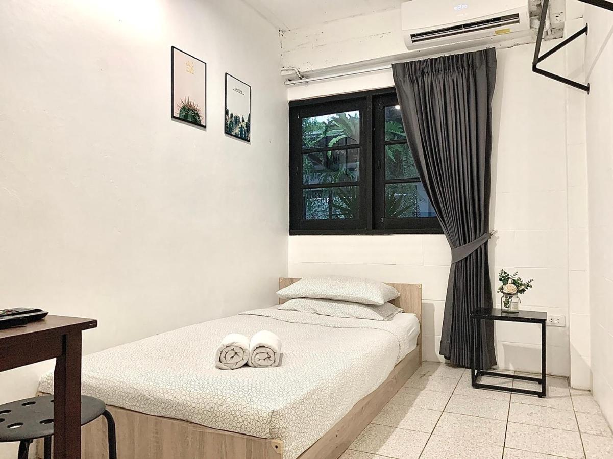 Gfeel Hostel Bangkok Exterior photo