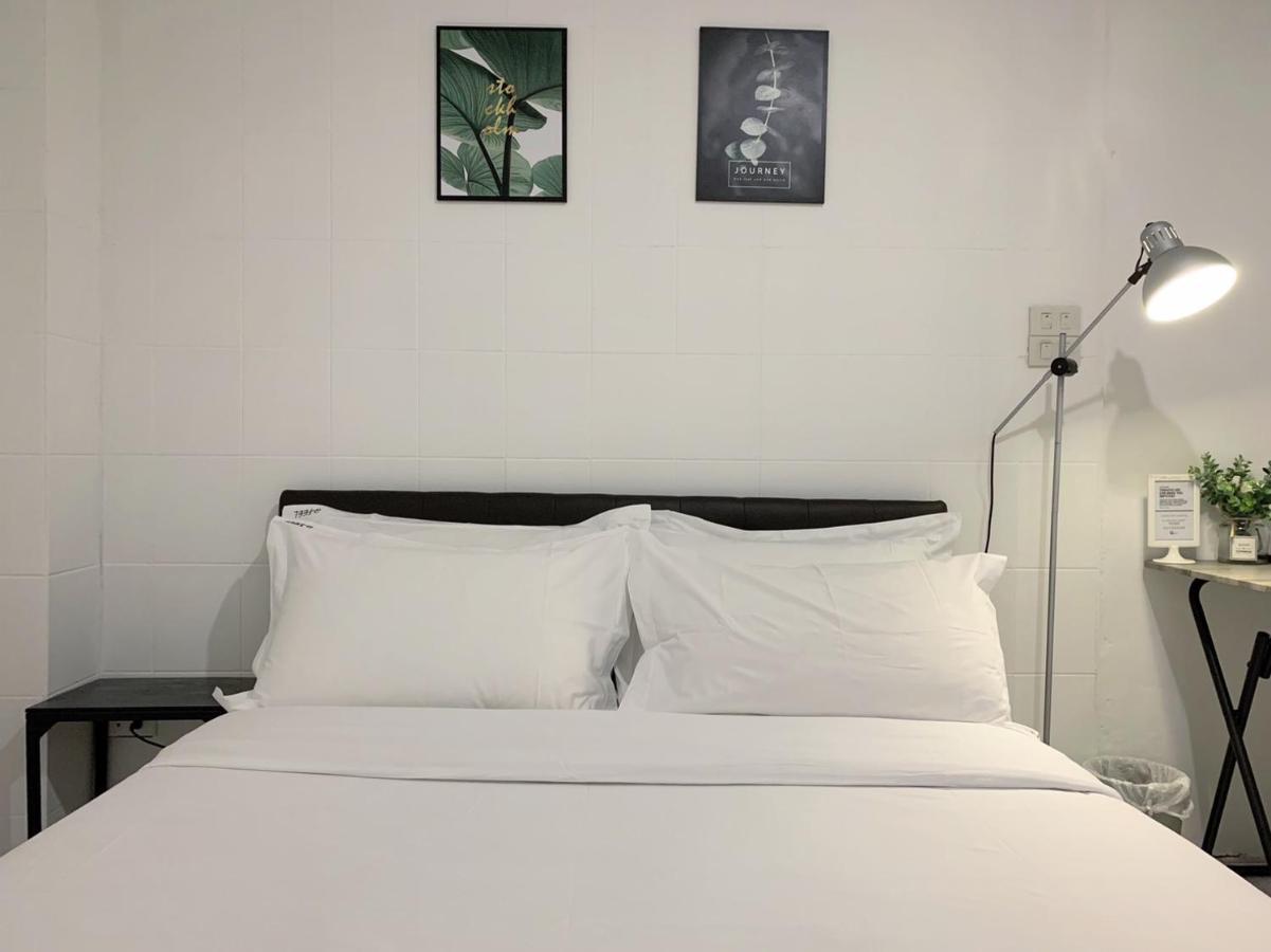 Gfeel Hostel Bangkok Exterior photo